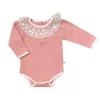 Body manga larga rosado con cuello de encaje